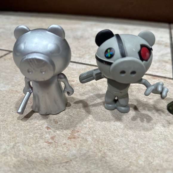 Roblox Piggy Silver Robby Memory with Bat Parasee Parasite - Picture 2 of 7